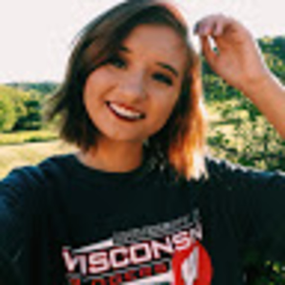 Profile Picture of Alayna Dahlke (@alaynamd98) on Poshmark