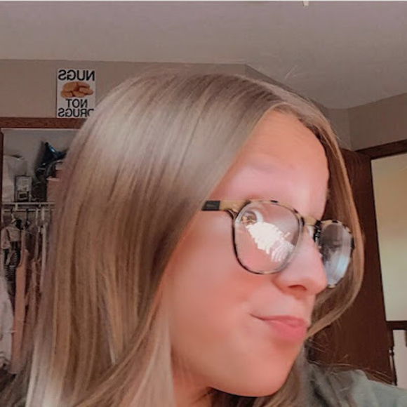 Profile Picture of Bella Kleinfelter (@bellakleinfelte) on Poshmark