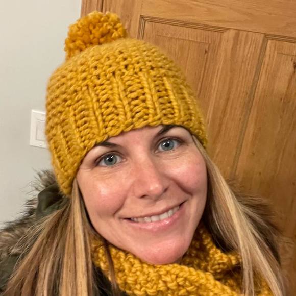 Profile Picture of Jen Hoey (@jen_hoey) on Poshmark