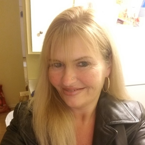 Profile Picture of Lisa Adolphson (@ladolphson44) on Poshmark