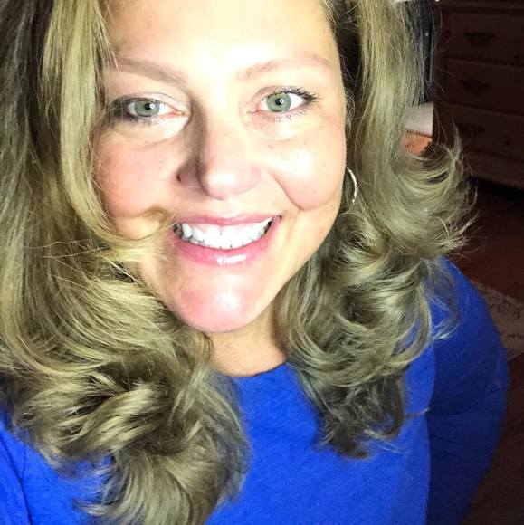 Profile Picture of Laura Hartnett (@laura_hartnett) on Poshmark