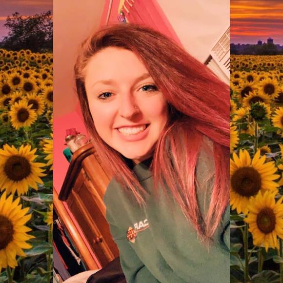 Profile Picture of Elle Bagienski (@ebagienski) on Poshmark