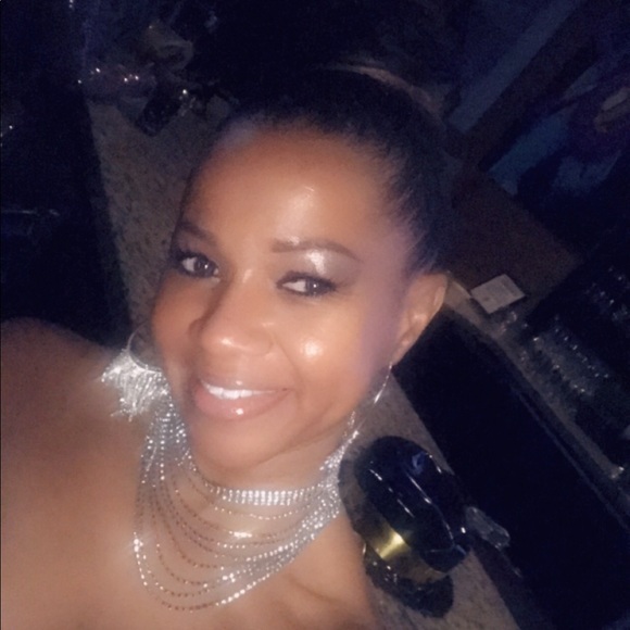 Profile Picture of Nicole Pendleton (@nikkinikp123) on Poshmark