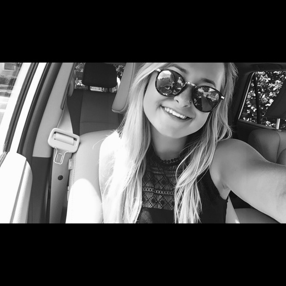 Profile Picture of Amanda Smart (@_amandaaaa) on Poshmark