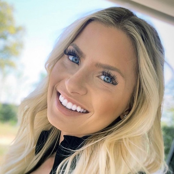 Profile Picture of Shannon Slowik (@shannonhall0910) on Poshmark