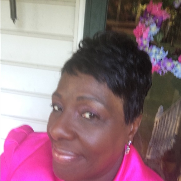 Profile Picture of Sandra Thomas (@snuggythomas) on Poshmark