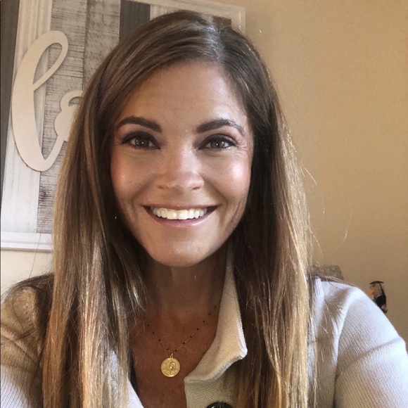 Profile Picture of Andrea Burrell (@andreaburrell) on Poshmark