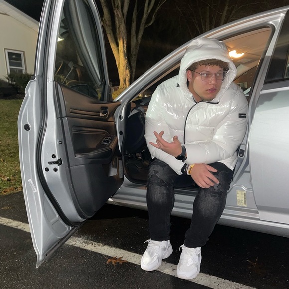 Profile Picture of Benjamin Wright (@benjaminwrig265) on Poshmark