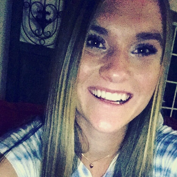 Profile Picture of Carissa Wight (@carissawight) on Poshmark
