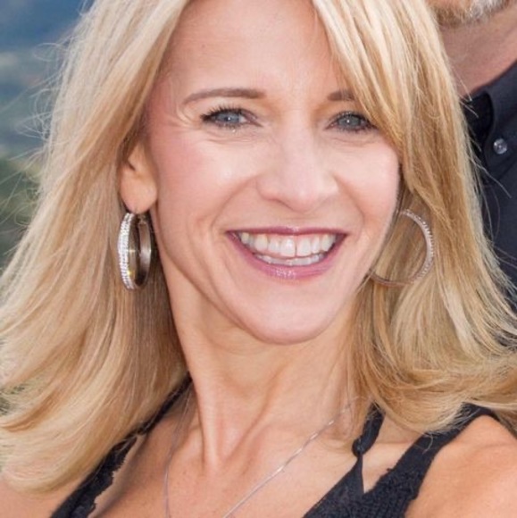 Profile Picture of Lisa Grassinger ripple (@lisagrassing892) on Poshmark