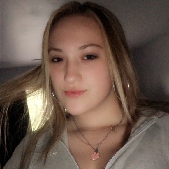 Profile Picture of Sydney Staufenberger (@sydney4322) on Poshmark