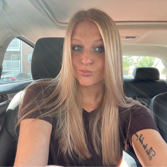 Profile Picture of Alexis Murdock (@lulumurdock99) on Poshmark