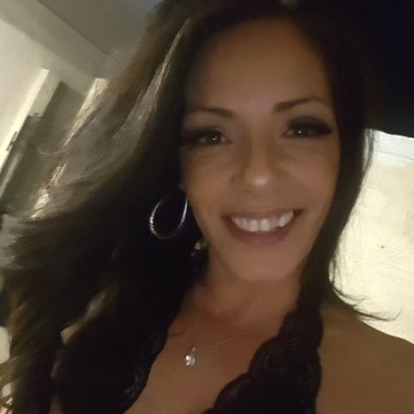 Profile Picture of Angie Clinkenbeard (@sleepinbeauty72) on Poshmark