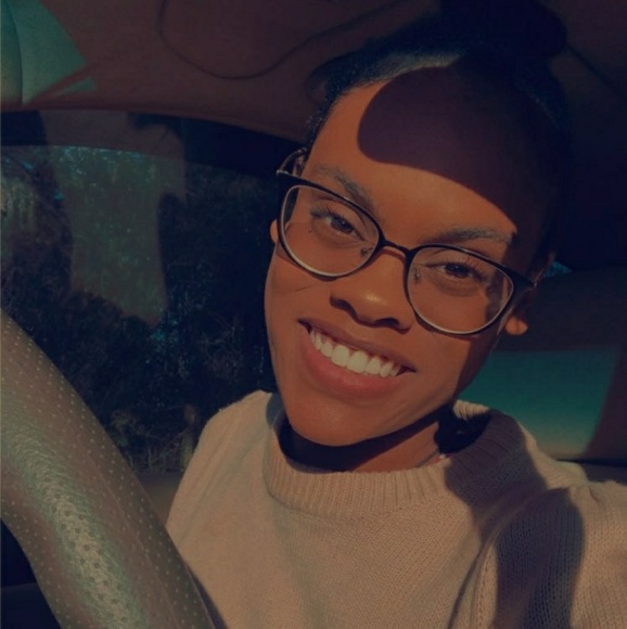 Profile Picture of Medi Kitchell (@medikitchell) on Poshmark