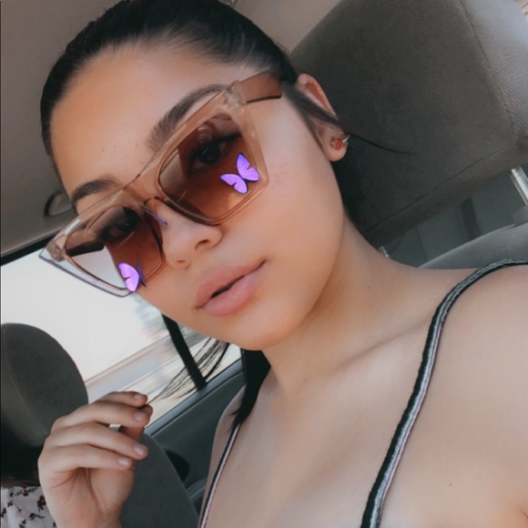 Profile Picture of Isabel Zamora (@isakayday) on Poshmark