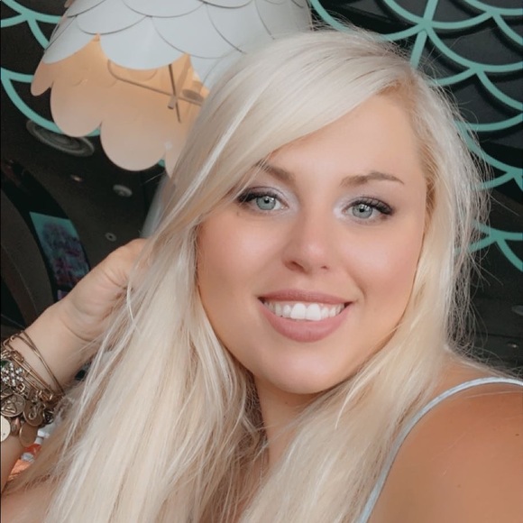 Profile Picture of Desirae Andrzejczak (@dotygrl) on Poshmark