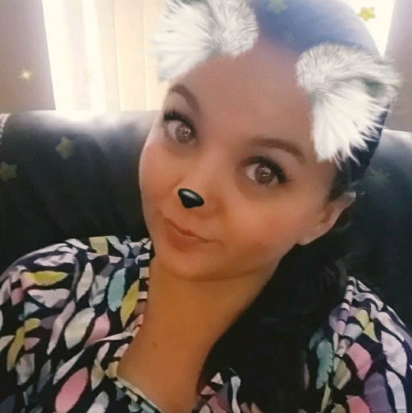 Profile Picture of Stephanie Dymora (@stephdym) on Poshmark