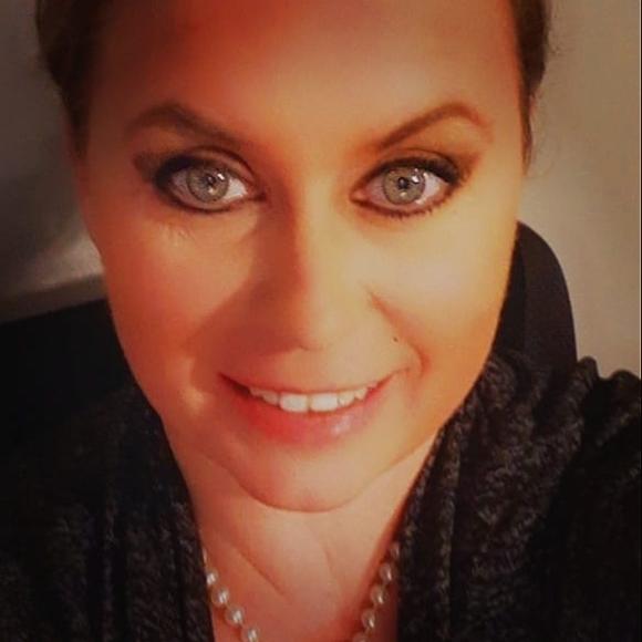 Profile Picture of Lori Klein (@americankounry) on Poshmark