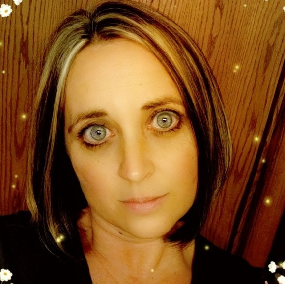 Profile Picture of Michelle Ohlfest (@ohlfestgirlz) on Poshmark