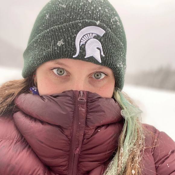 Profile Picture of Zoe Ogline (@zoeogline18) on Poshmark