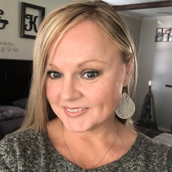 Profile Picture of Kim Hollar (@kimhollar) on Poshmark