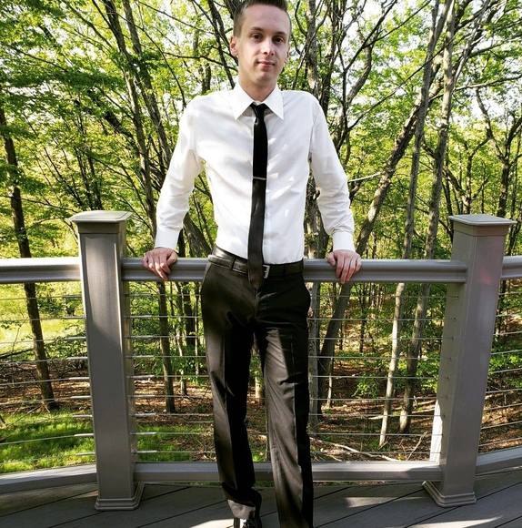 Profile Picture of Darrin Vedder (@darrbear97) on Poshmark