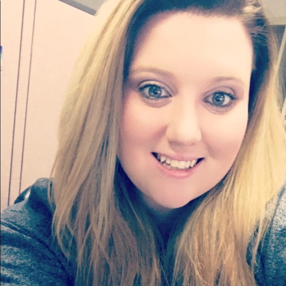 Profile Picture of Alison Halpainy (@alisonh1104) on Poshmark