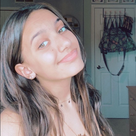 Profile Picture of Alexis Piotrowski (@ap_beagle) on Poshmark