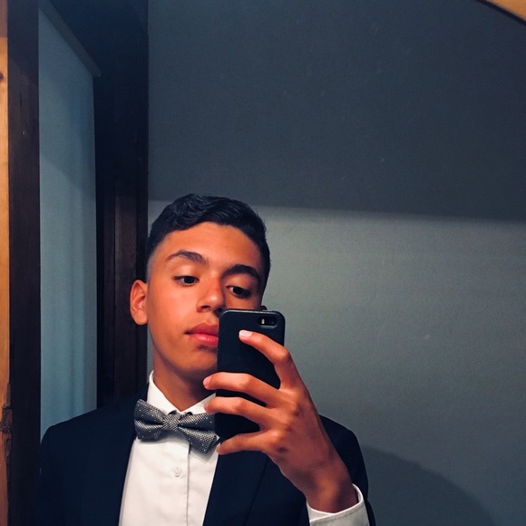 Profile Picture of Aaron Robledo (@a4ronrob) on Poshmark