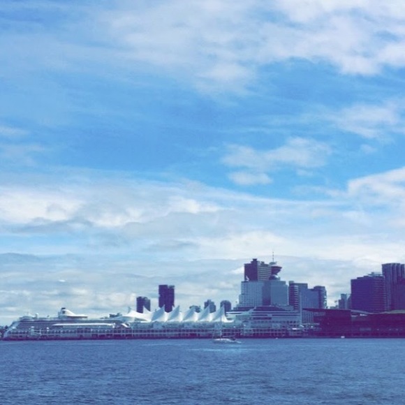 Profile Picture of Emma Hughson (@ehugh349) on Poshmark