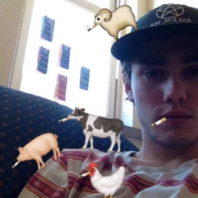 Profile Picture of Ash Daen (@AshamedJeans) on Twitter