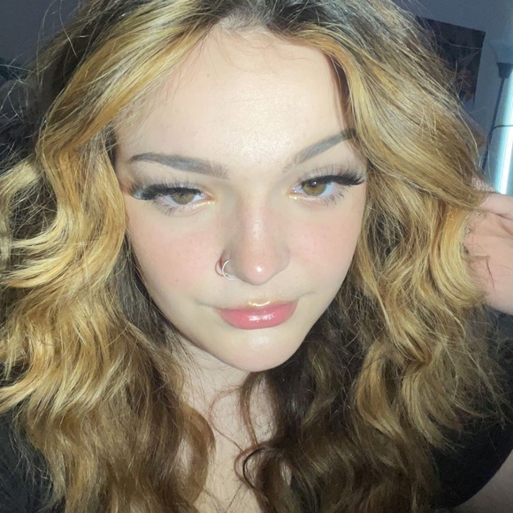 Hannah Stoll - Poshmark Profile Picture of Hannah Stoll (@hannahstll6) on Poshmark