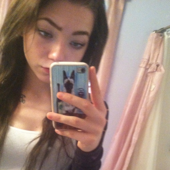 Profile Picture of Samantha Vancuran (@saamvc) on Poshmark
