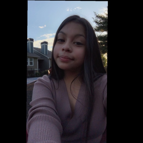 Profile Picture of Rebecca Alvarez (@re6ecca) on Poshmark