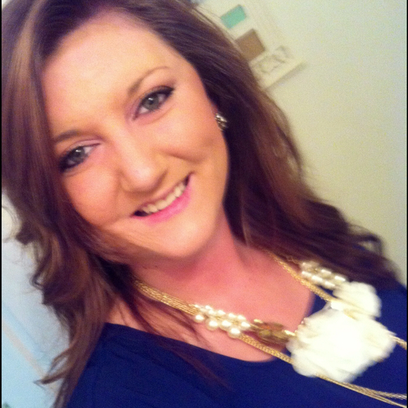 Profile Picture of Amanda Bowling (@abowling90) on Poshmark