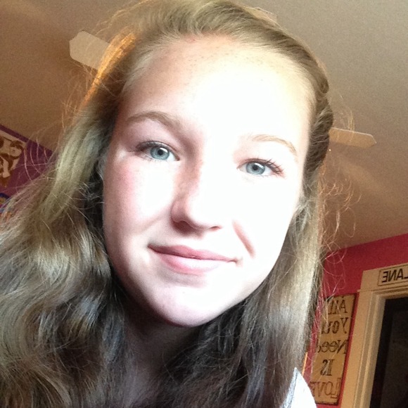 Profile Picture of Olivia Neddermeyer (@oliviarose2000) on Poshmark