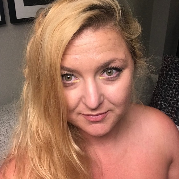 Profile Picture of Jessica Tomsky (@yesssitsjesss) on Poshmark