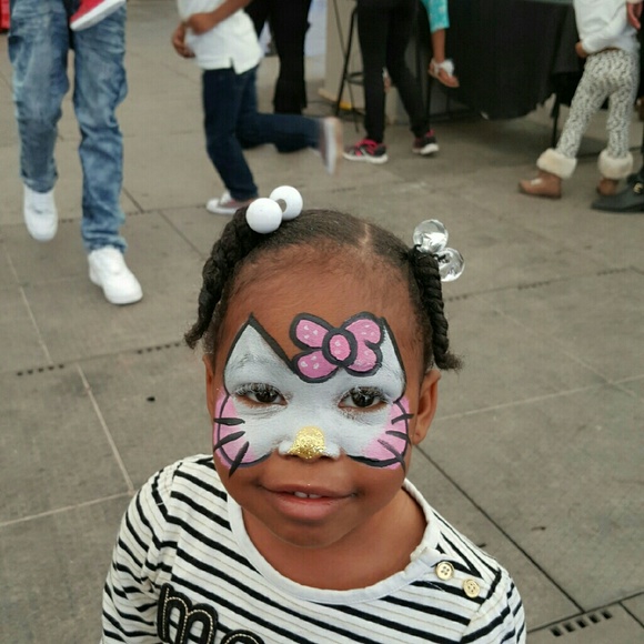 Profile Picture of Micaela Chrisentery (@elasunwear) on Poshmark