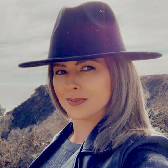 Profile Picture of Joann Alvarez (@joannmententzen) on Poshmark