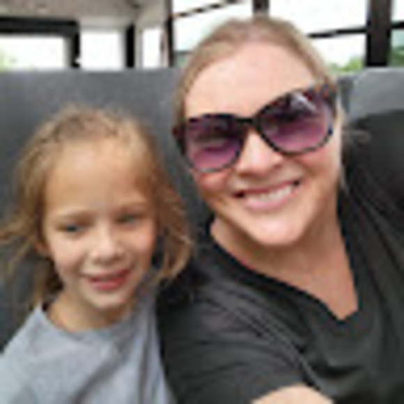 Profile Picture of Lizbeth Bedow (@lizbethbedow) on Poshmark