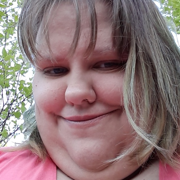 Profile Picture of Julia Borden (@flojules) on Poshmark