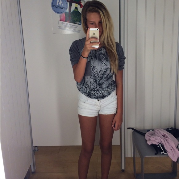 Profile Picture of Sky Elgort (@skylaryedlicka) on Poshmark