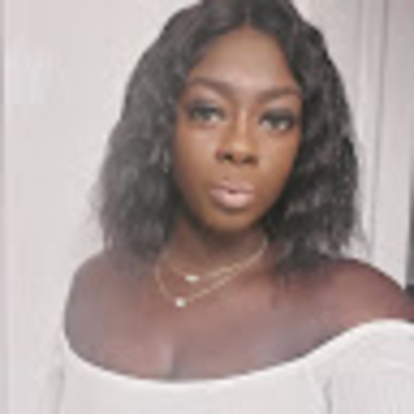 Profile Picture of Bee F (@bintaf) on Poshmark
