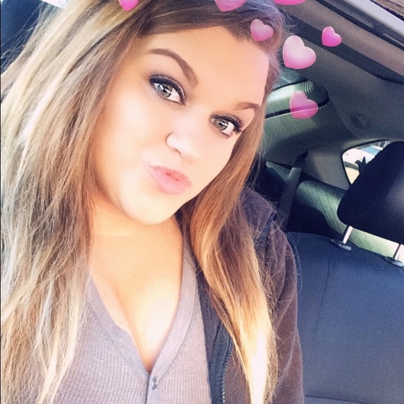 Profile Picture of Kalynn Halderman (@kalynn1818) on Poshmark