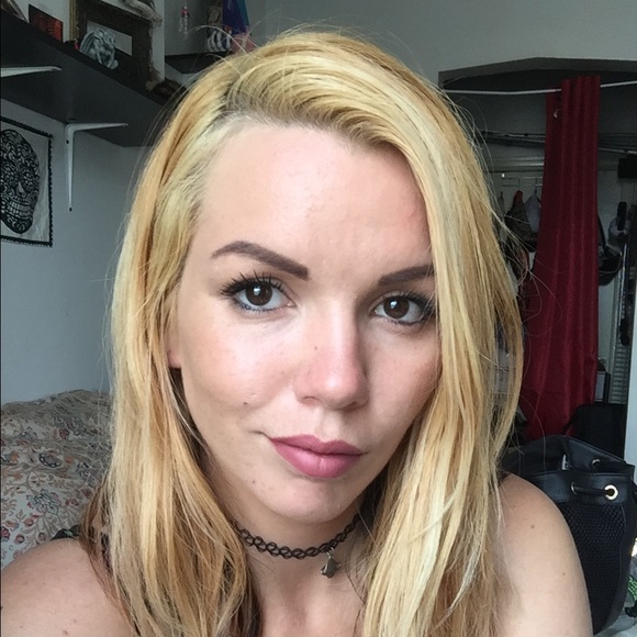 Emily Clementson - Poshmark Profile Picture of Emily Clementson (@funkylights) on Poshmark