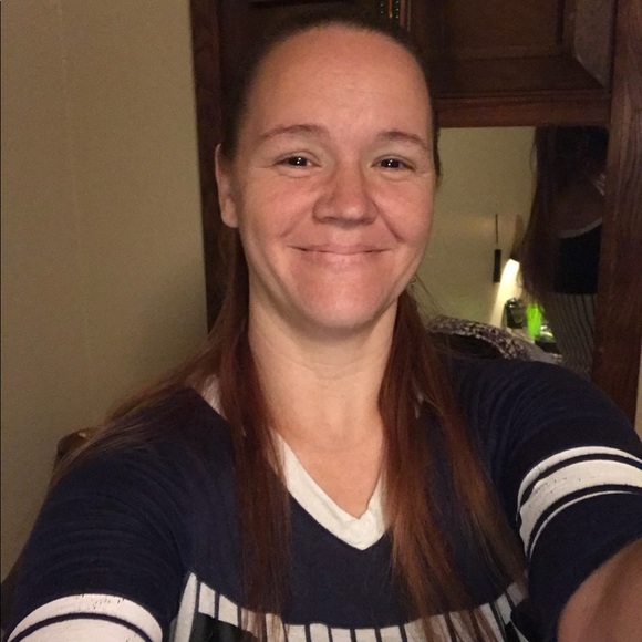 Profile Picture of Latoshia Huett (@tacosunshine) on Poshmark