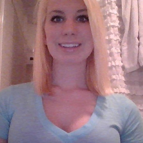 Profile Picture of Nicole Menghi (@nixanne27) on Poshmark