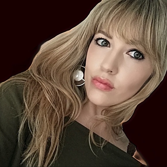 Profile Picture of Hannah Conway (@hannahesen) on Poshmark