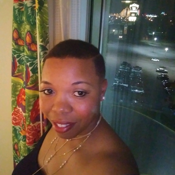 Profile Picture of Karan Simon (@karansimon) on Poshmark