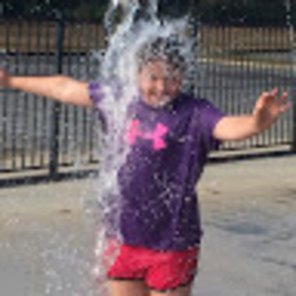 Profile Picture of Jennifer Gendell (@jenrobgen) on Poshmark
